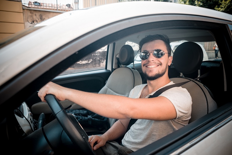 Comment obtenir un permis de conduire aux Émirats Arabes Unis  en 2023?