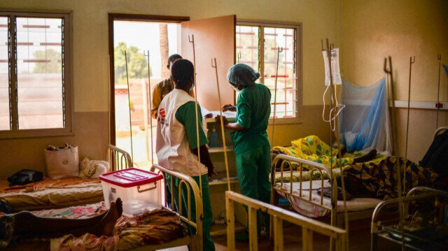 Des infirmiers soignant les personnes contaminés