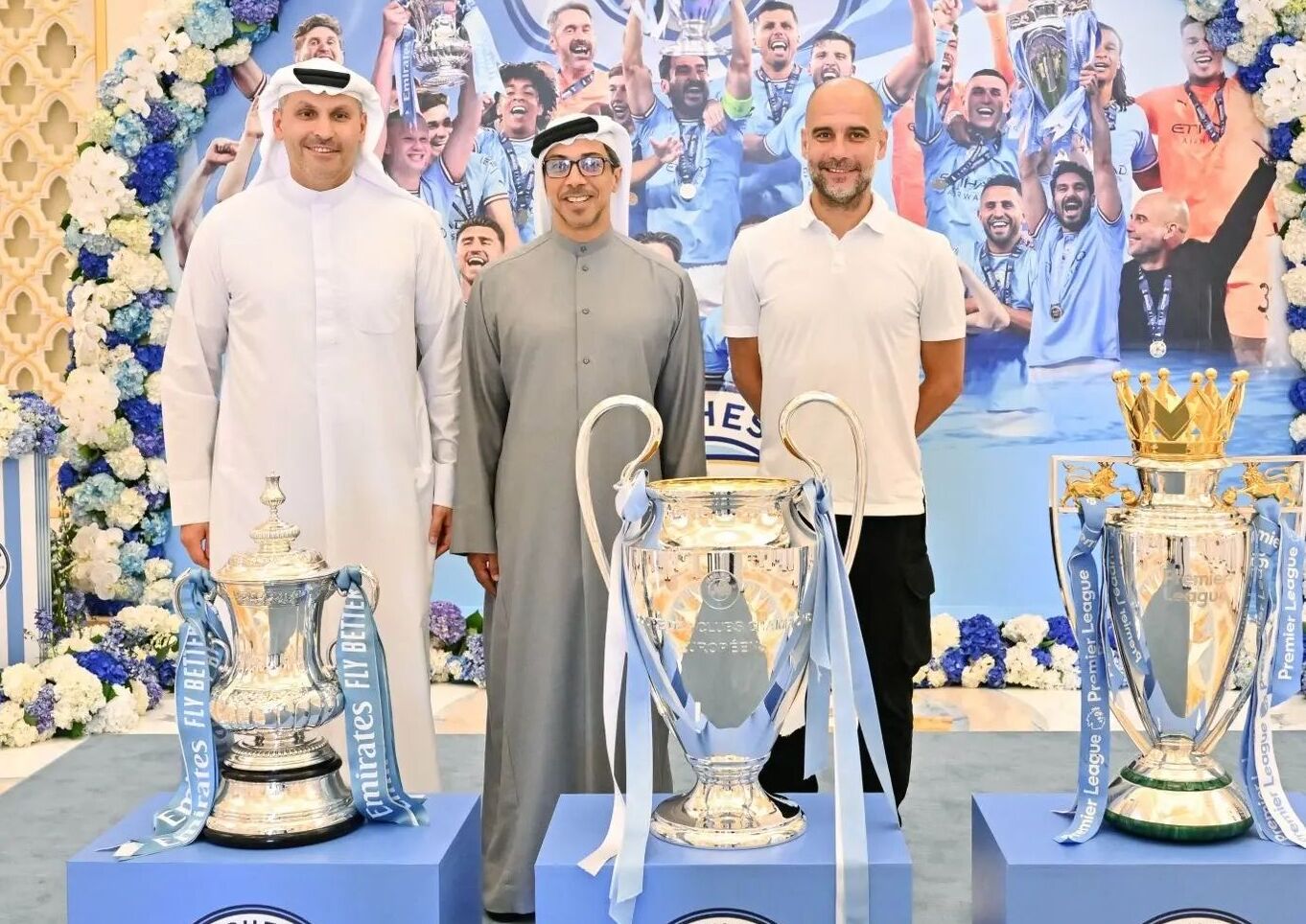 Khaldoun Al Mubarak Sheikh Mansour ainsi que Pep Guardiola avec les trois trophées remportées cette saison par Manchester City