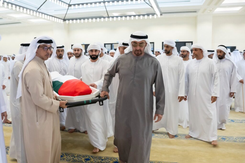 Le représentant d'Abu Dhabi, Sheikh Saeed Bin Zayed Al Nahyan, souffrait de problèmes de santé et est décédé la nuit dernière.  Le président HH Sheikh Mohamed Bin Zayed Al Nahyan a célébré aujourd'hui la prière funéraire pour le défunt Sheikh Saeed Bin Zayed Al Nahyan dans la Première Mosquée d'Abu Dhabi.